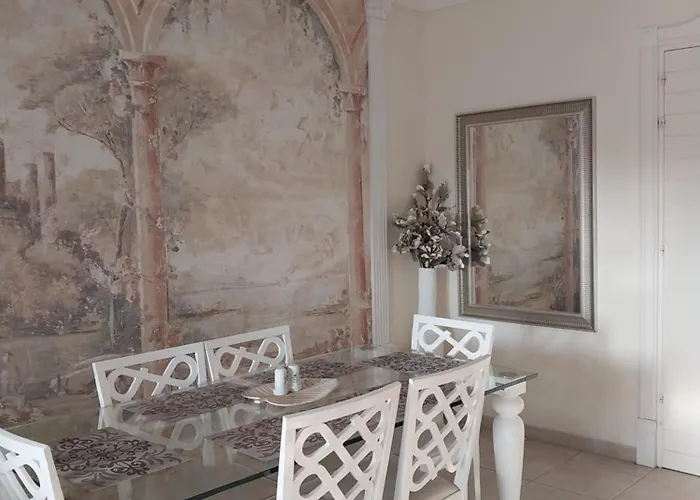 Kings With Private Garden Apartmán