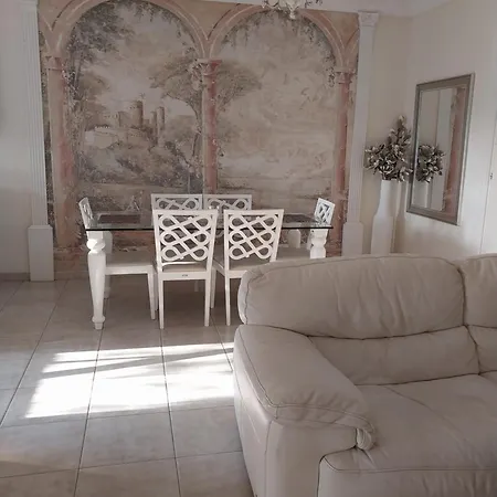 Kings With Private Garden Апартаменты Пафос