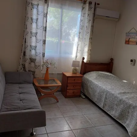 Kings With Private Garden Apartament
