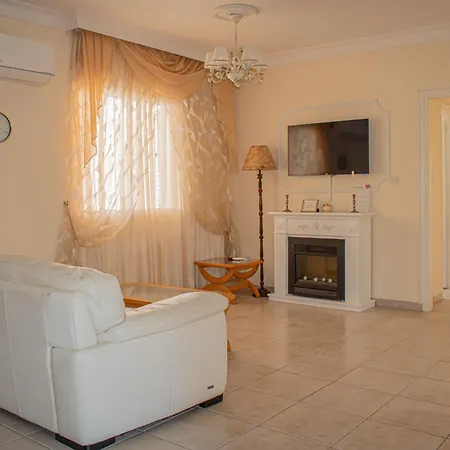 Apartment Kings With Private Garden Paphos