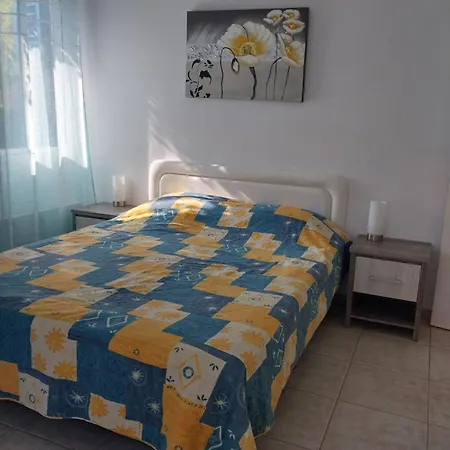 Kings With Private Garden Apartment