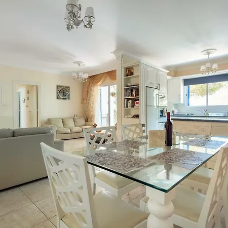 Kings With Private Garden Apartment